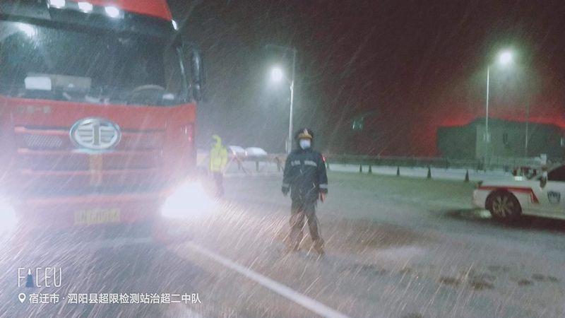 夜渐深 风劲吹 雪花舞 泗阳关卡疫线的“诗情画意”