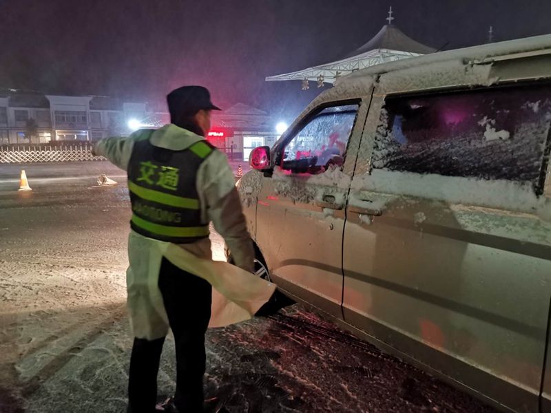 夜渐深 风劲吹 雪花舞 泗阳关卡疫线的“诗情画意”