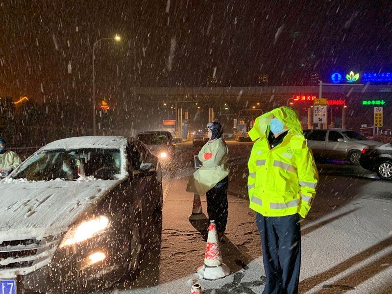 夜渐深 风劲吹 雪花舞 泗阳关卡疫线的“诗情画意”