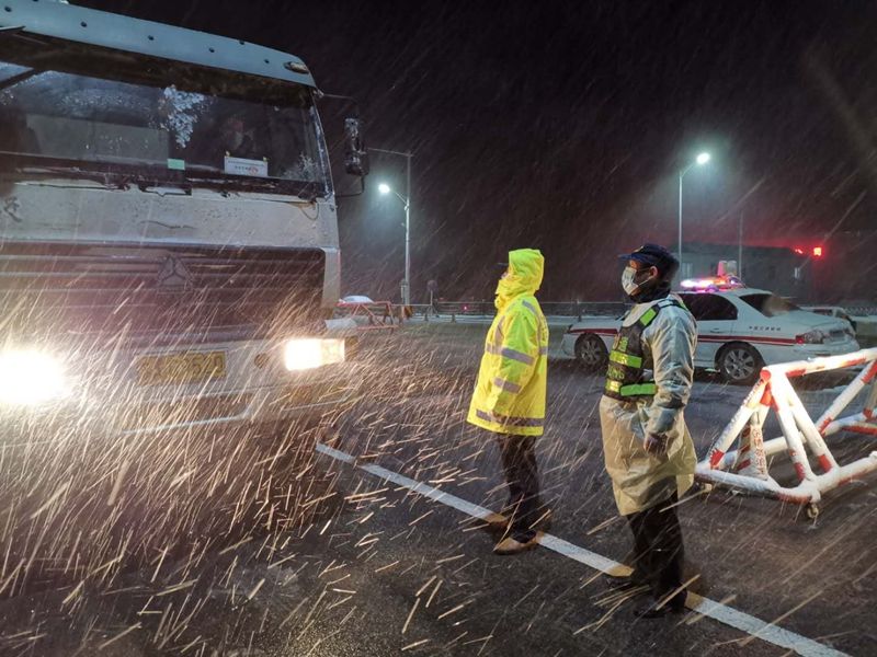 夜渐深 风劲吹 雪花舞 泗阳关卡疫线的“诗情画意”