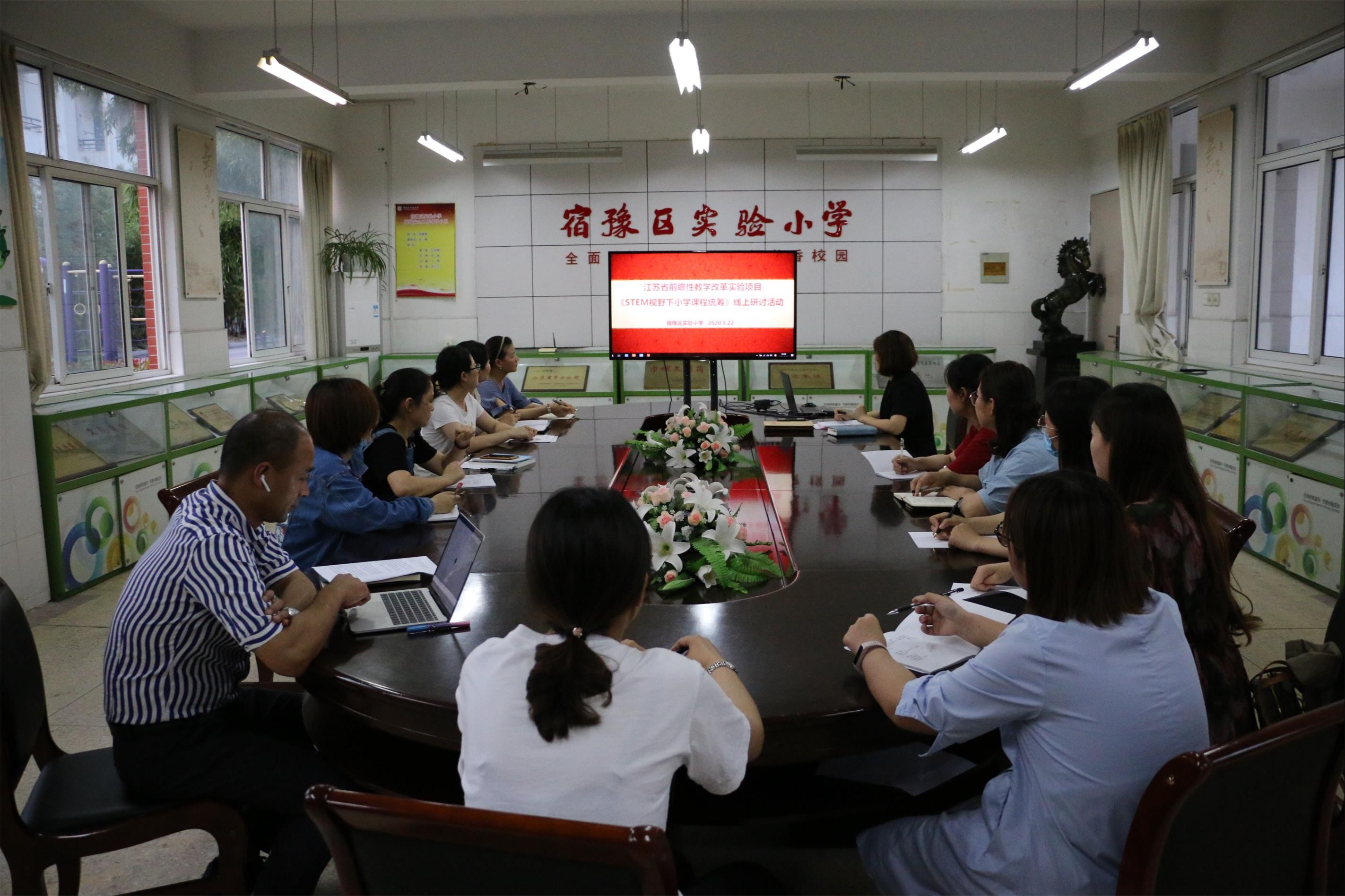 活动伊始,该校校长张海燕简要介绍了学校项目实施的基本情况.