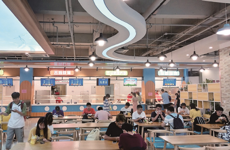 20日,河海大学南京江宁校区一个新食堂于新学期投入运营.