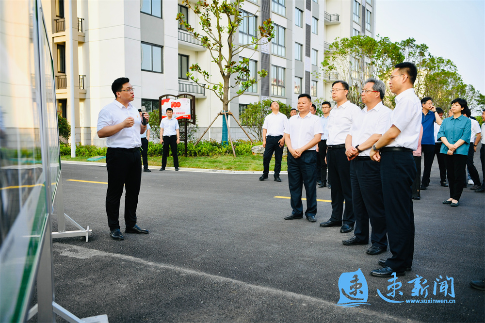 市委书记,市人大常委会主任王昊等观摩人员在泗洪县楼尚新苑听取相关