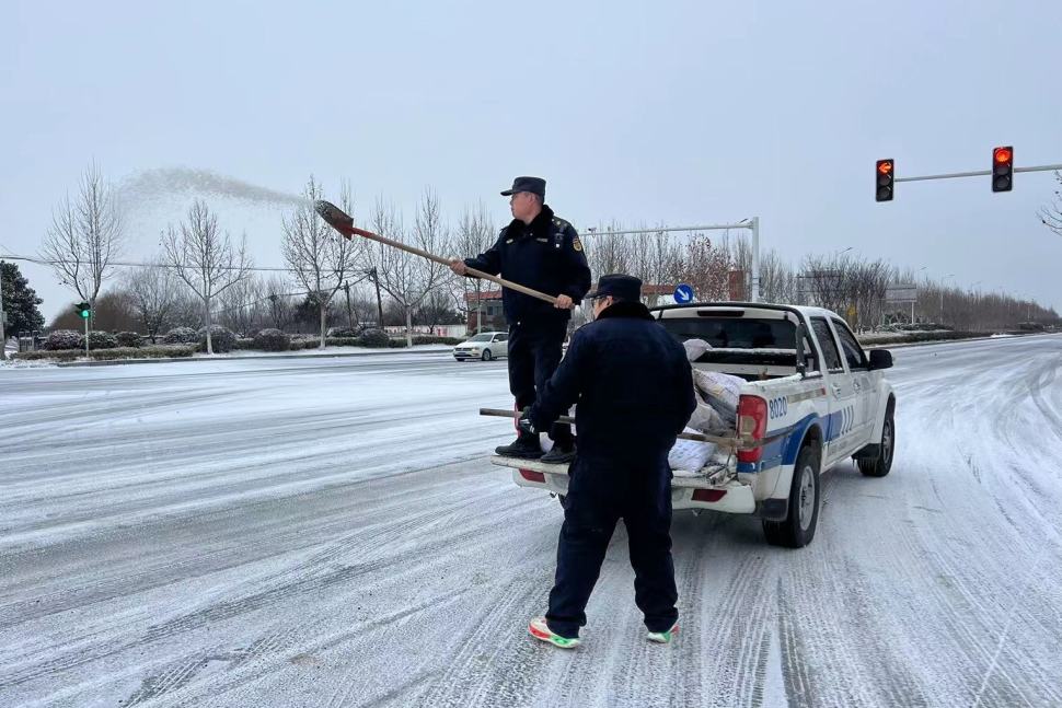 安全過節溫暖過冬雪戰到底宿遷經開區幹部職工剷雪除冰保暢通