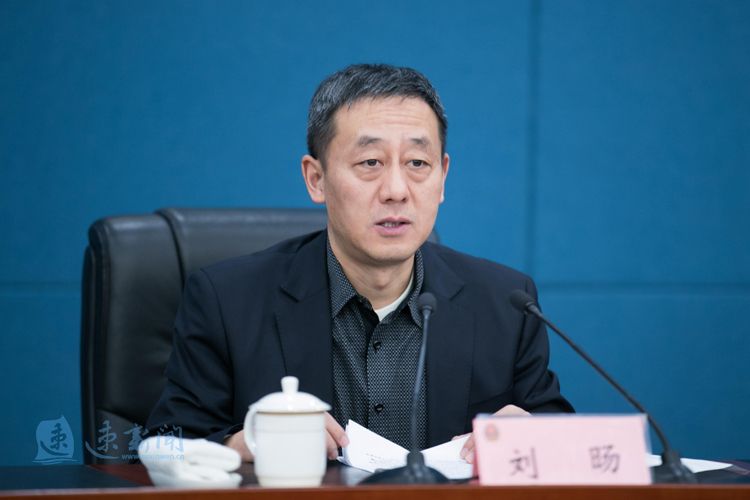 市委常委,组织部部长过利平宣布了干部任职决定:韩军同志任市政府党组