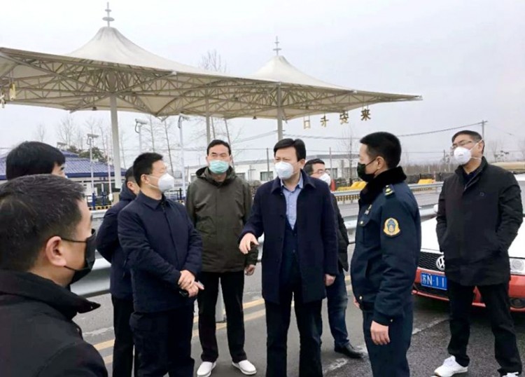 副县长朱先旺在来安卡口检查疫情防控工作开展情况.