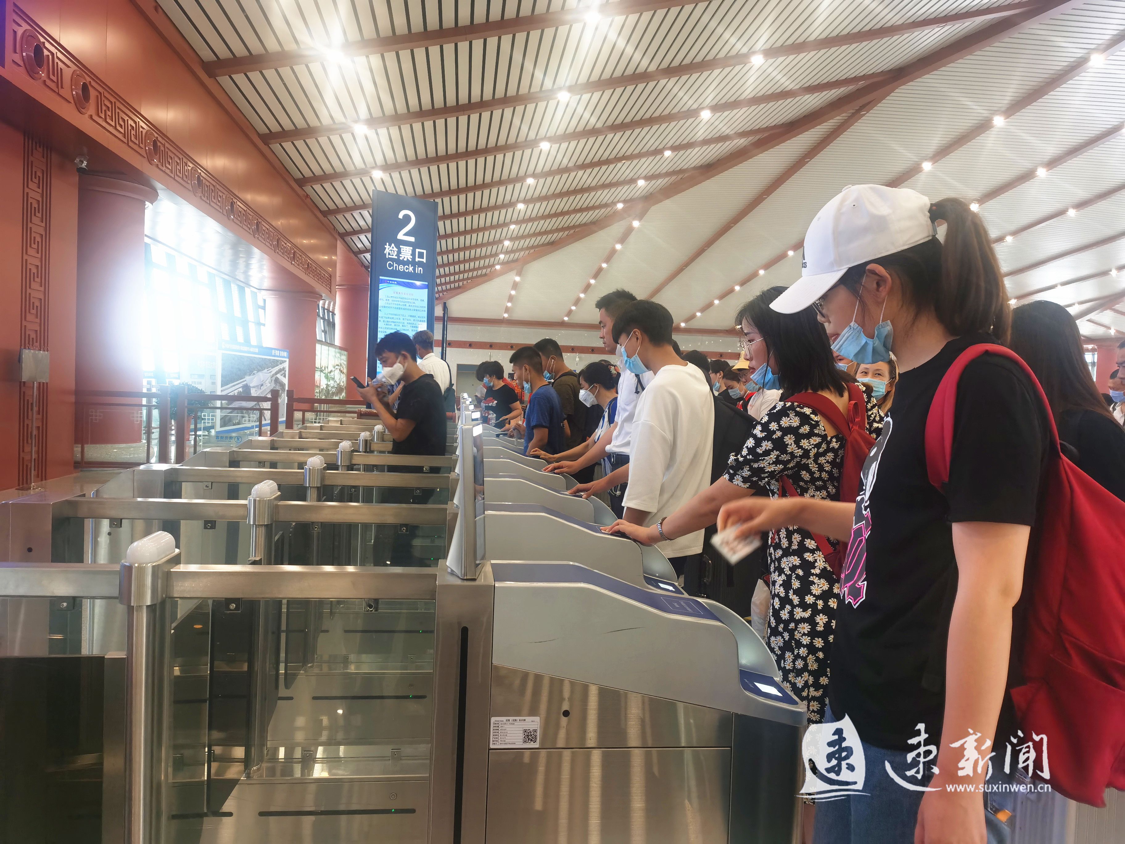 旅客在排队检票