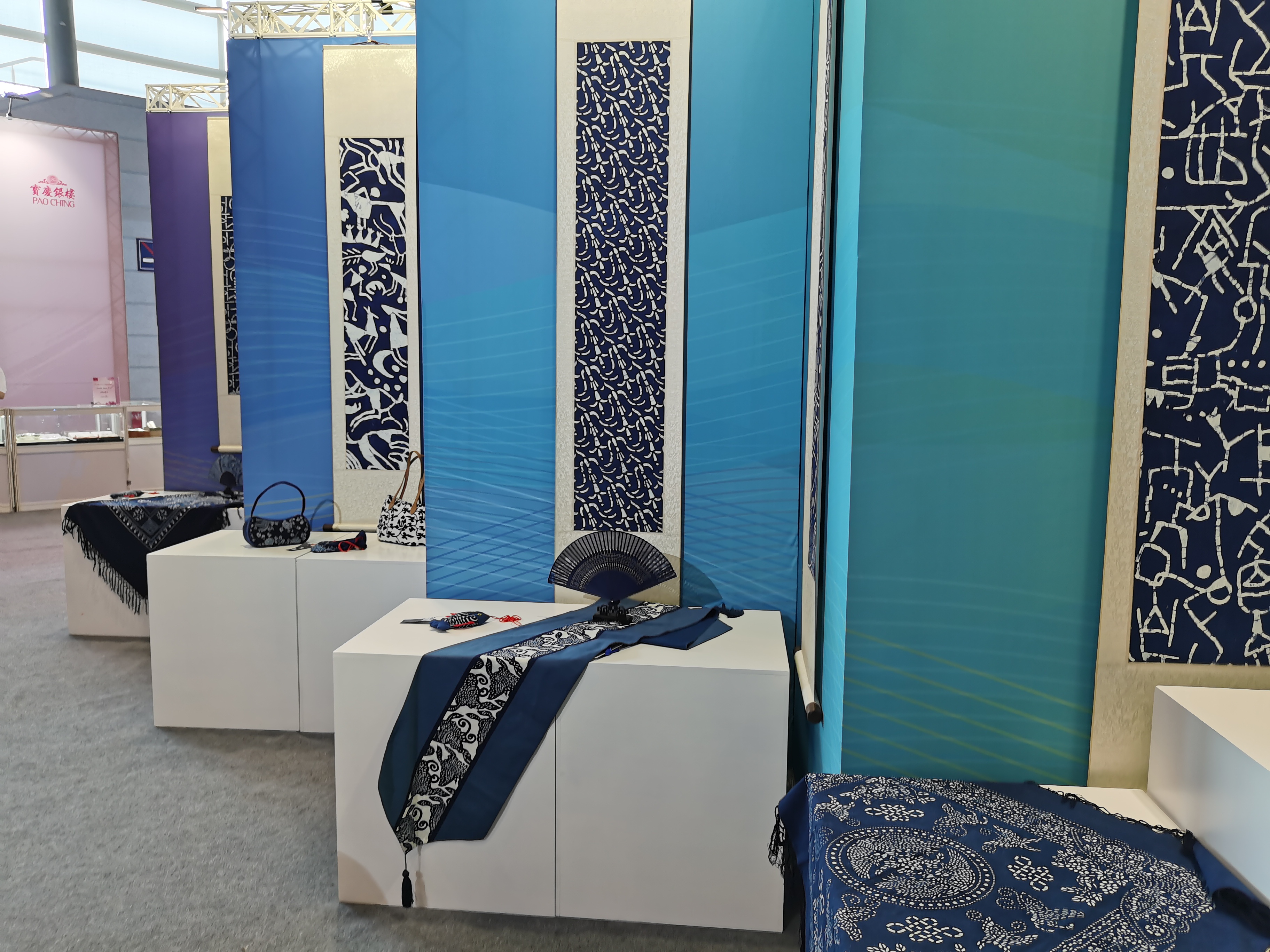 韩美林设计的南通蓝印花布壁挂