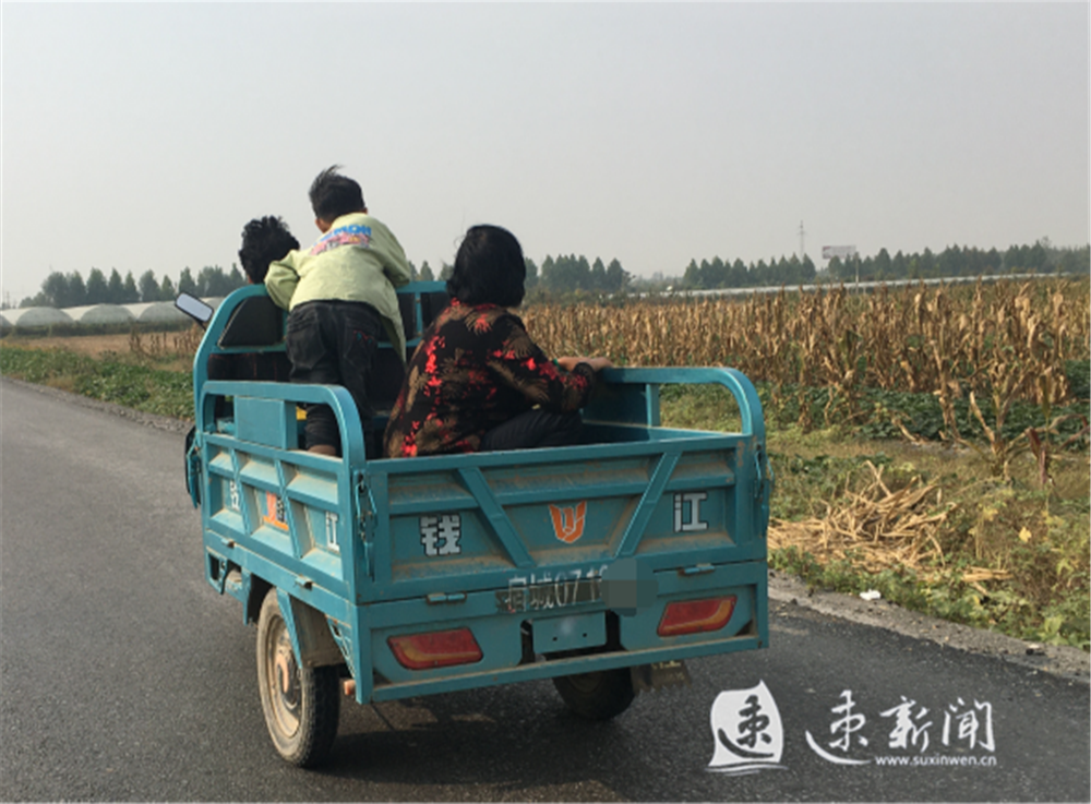 违规载人的电动三轮车