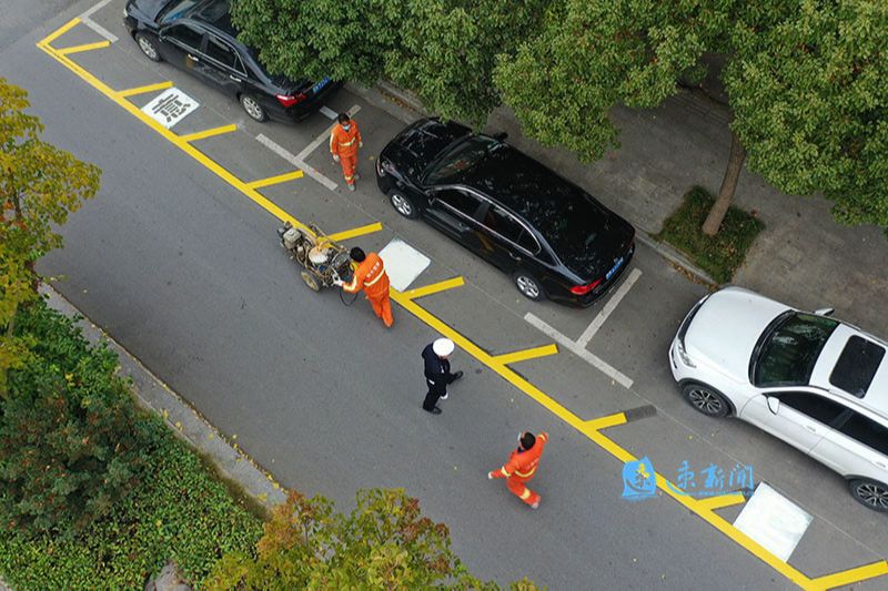 交警在城区非机动车道宽度大于6米的路内停车泊位旁施划黄色导流线