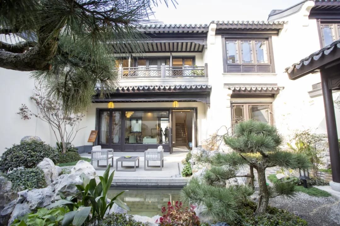 推广名为"绿城·梨园湾小镇",开发商:宿迁绿城梨源小镇建设有限公司