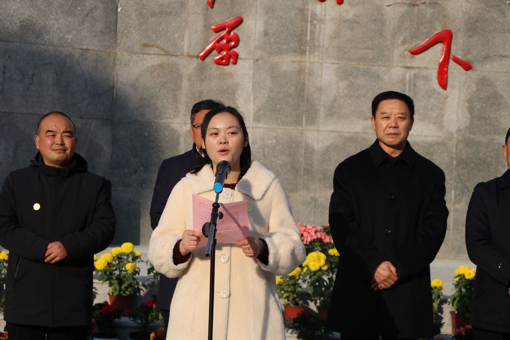 活动现场,薛甫伦和孙其松共同为"沭阳县修远中学校友会"揭牌,校友代表