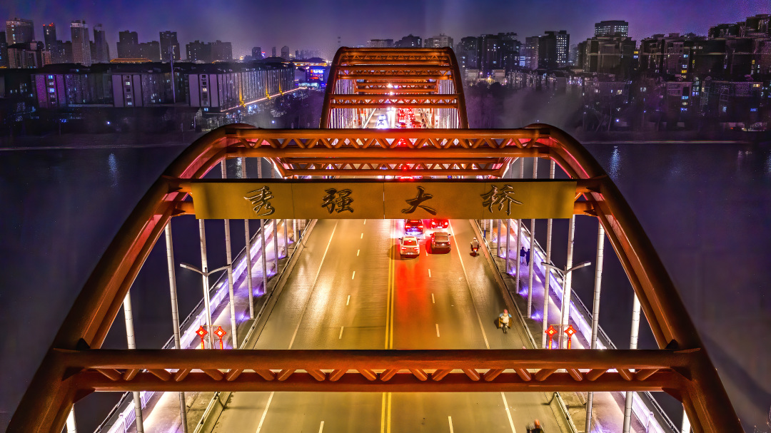 位于宿迁市人民广场上的大型灯光秀.