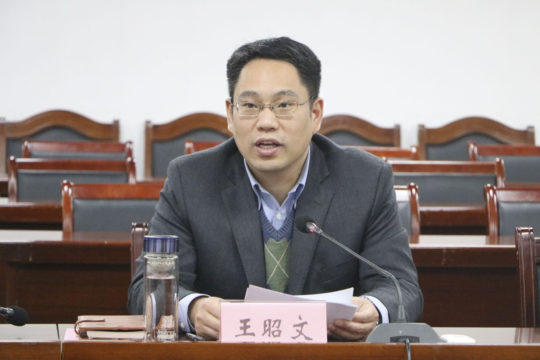 会上,王昭文向各位专家学者介绍了沭阳经济社会发展情况.