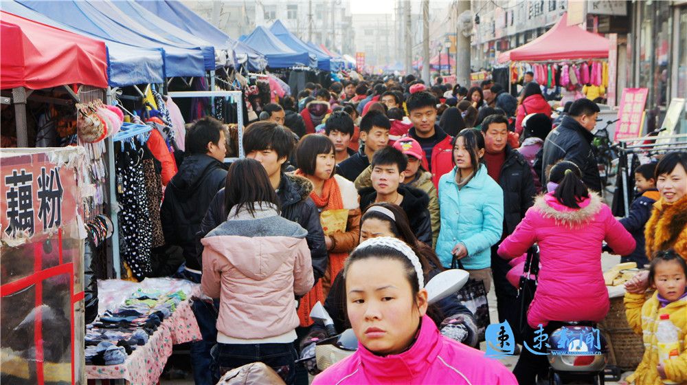 在"女人街"经营小吃生意的严肃平,上世纪九十年代初,从泗阳绢纺厂下岗