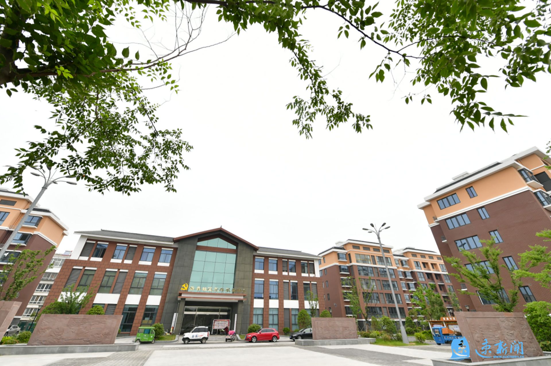 农房整齐排列,社区道路干净整洁,亭台景色优美,物业服务用房,社区用房