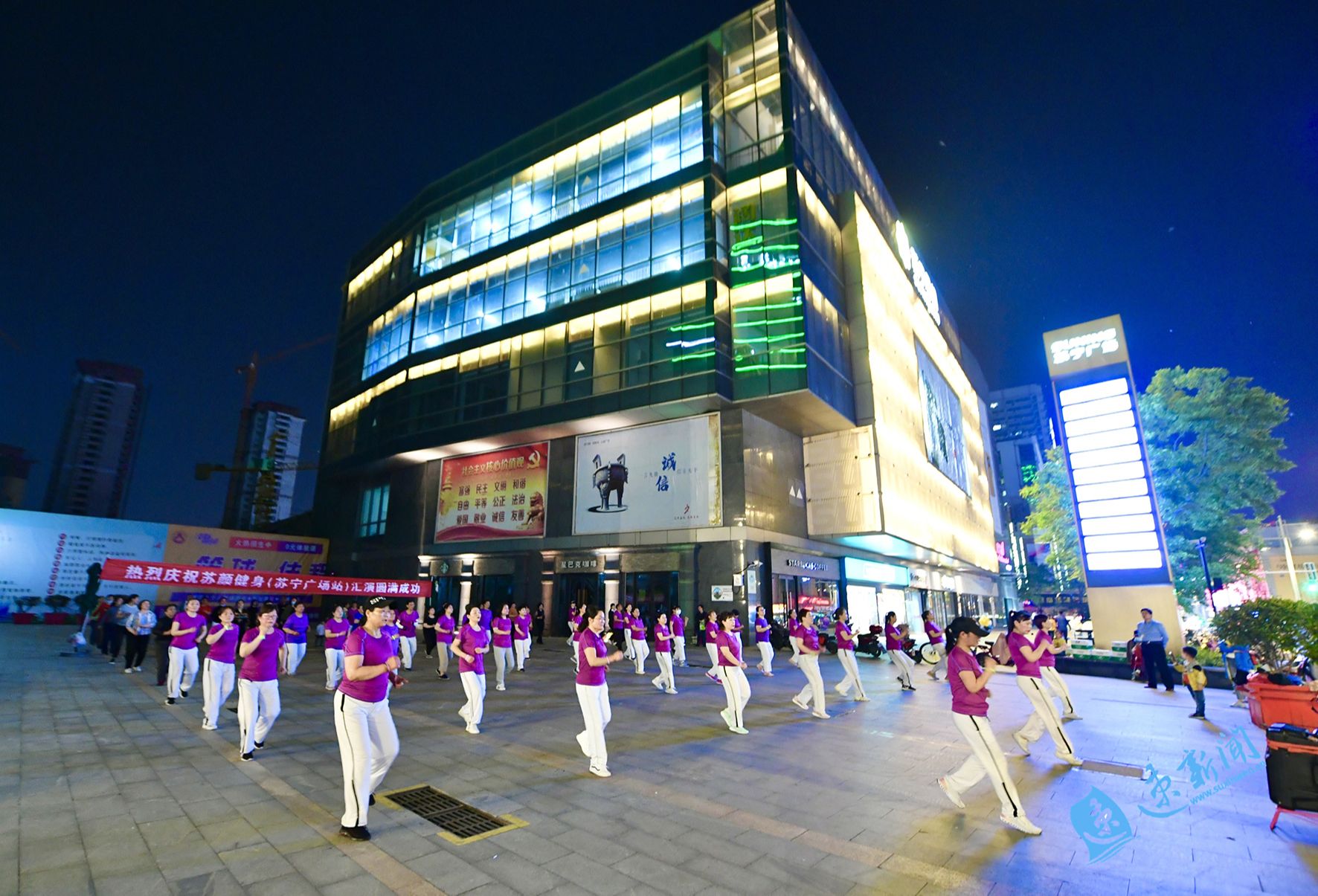 6月17日,在宿迁市区苏宁广场健身点伴随着欢快的节奏,众多市民跳起了