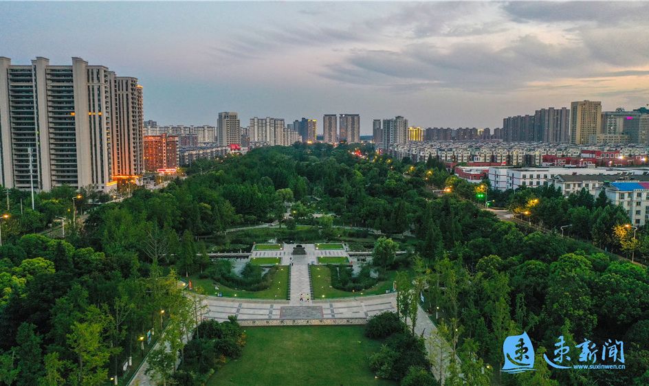 7月22日,俯瞰炎炎夏日里的泗阳县森林公园,市民在一片片城市绿洲树荫