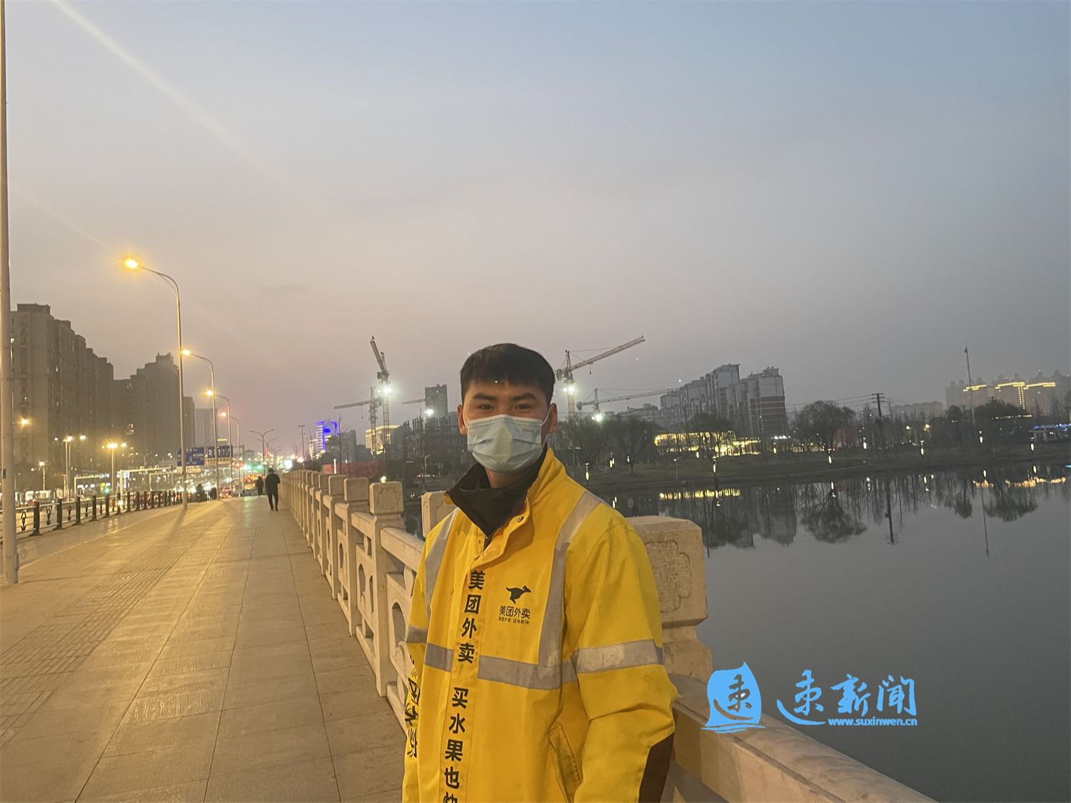 上海“领带小哥”飞身跳桥救人：当时没想太多，不到10分钟继续上班-大象网