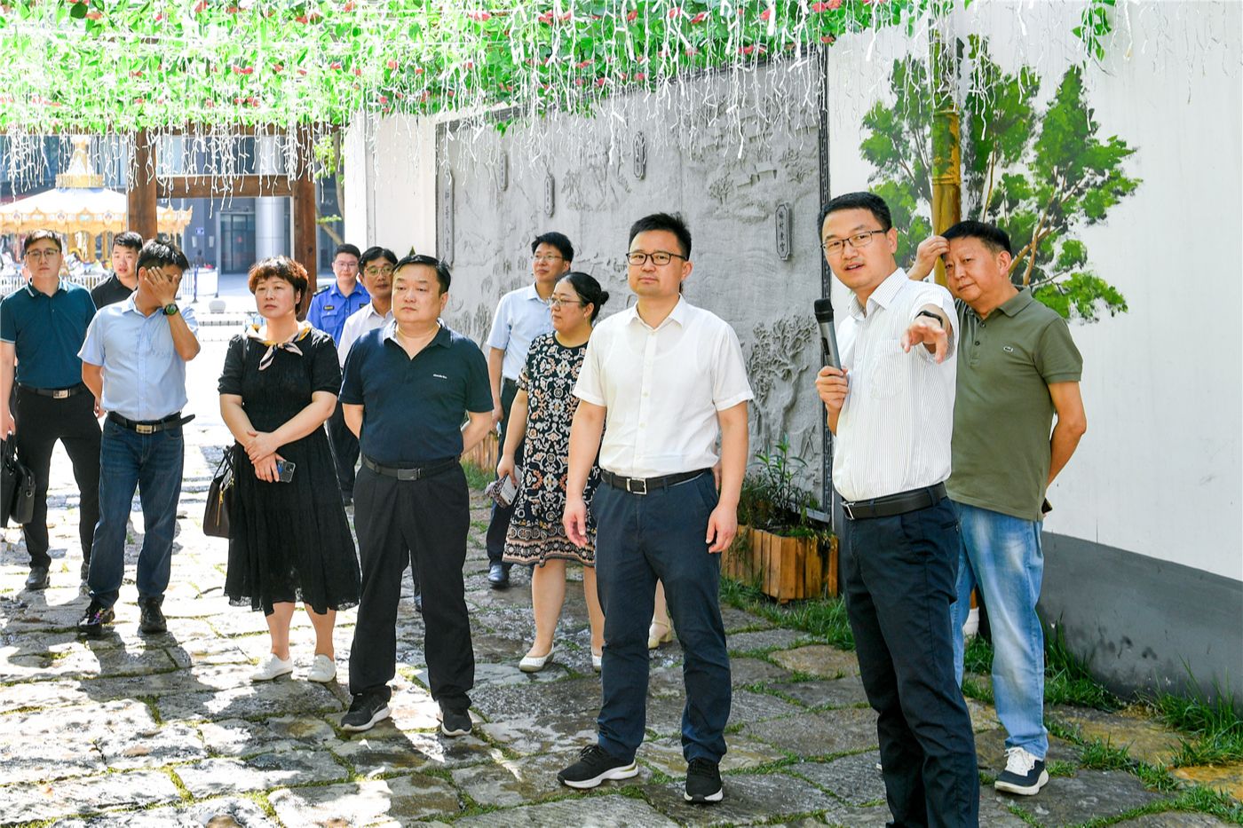 区委常委,区政府党组副书记,常务副区长,项里街道党工委书记张永杰