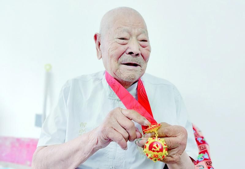 党旗猎猎红誓言铮铮响⑩冯文华传承光荣传统坚守入党初心