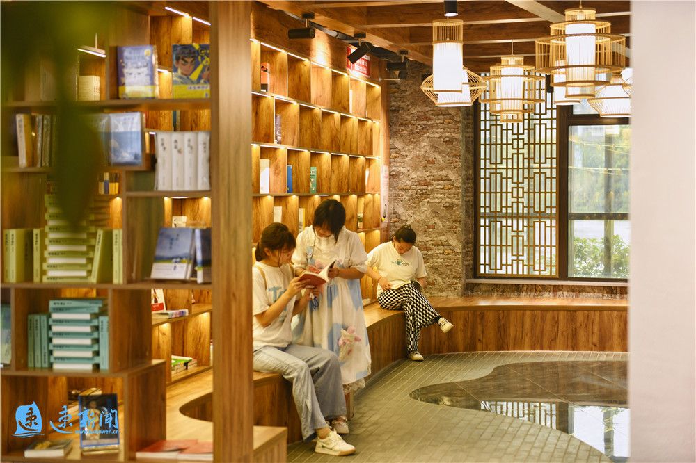 7月10日,在沭阳县青条石书屋,许多市民在不同读物区阅读,互动,大家在