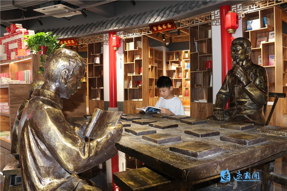 8月13日下午,在沭阳县青少年广场青条石书屋内,不少市民在阅读各类