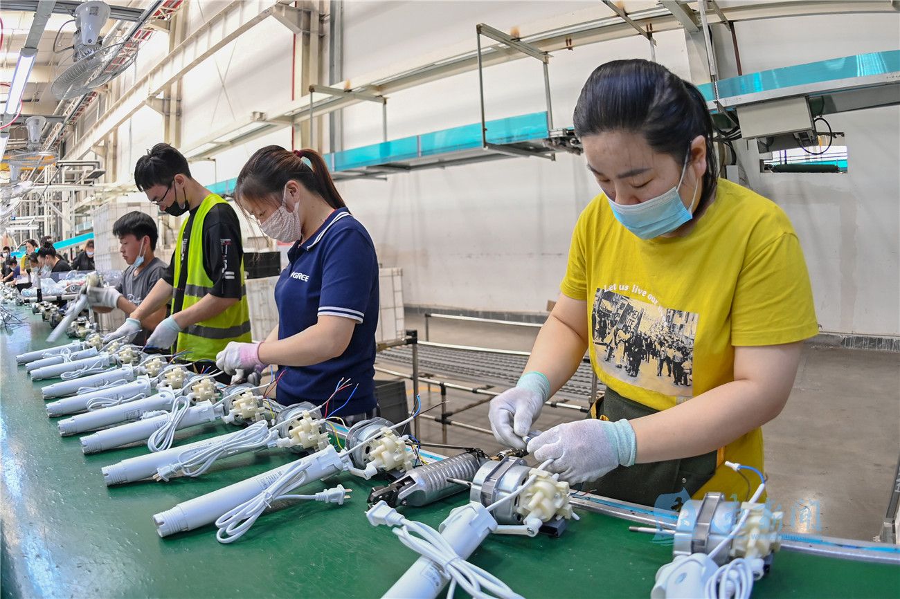 8月22日,在格力大松(宿迁)生活电器有限公司车间里,工人在生产线上