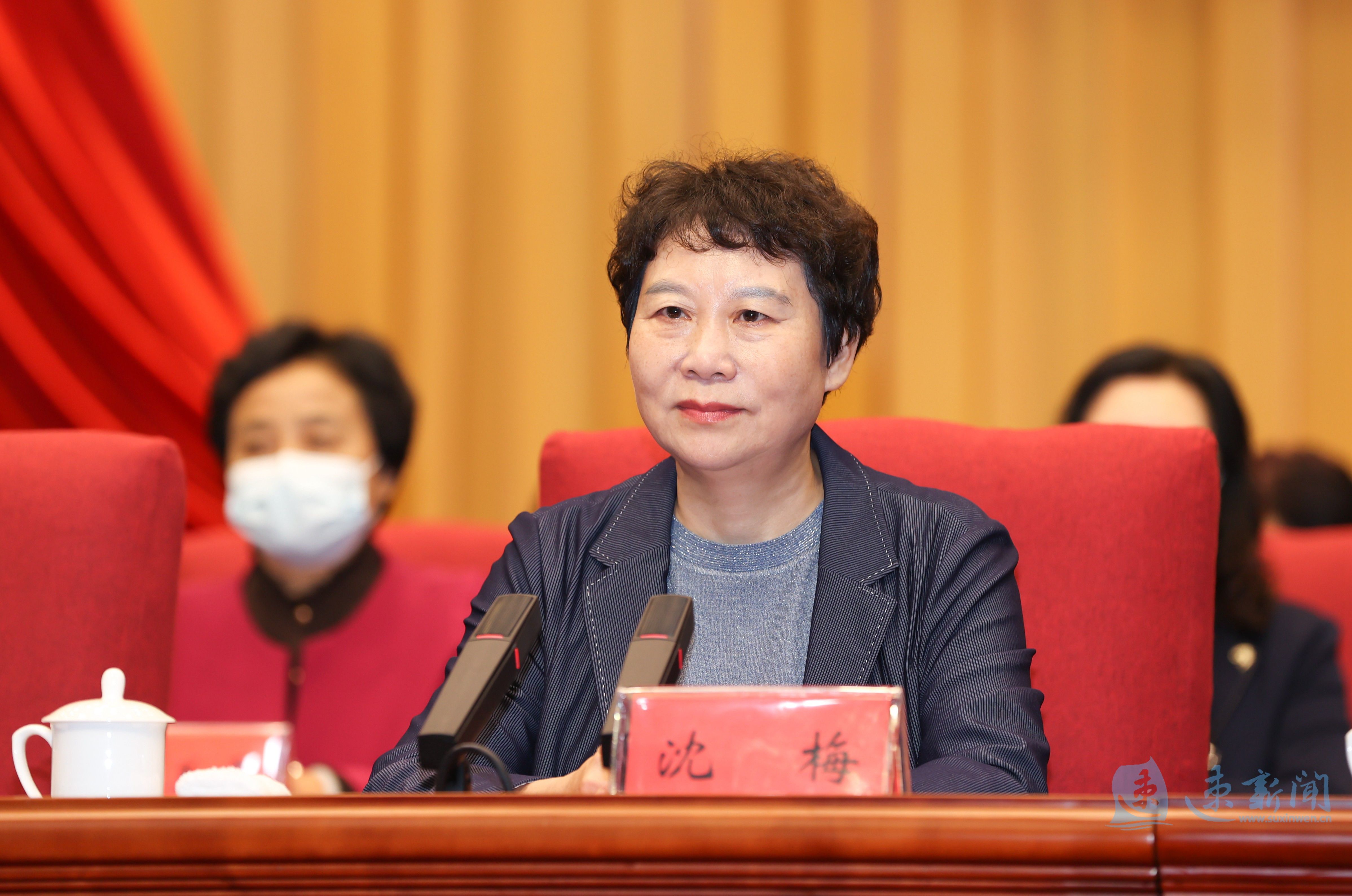 沈梅代表省妇联向大会的召开表示热烈祝贺.