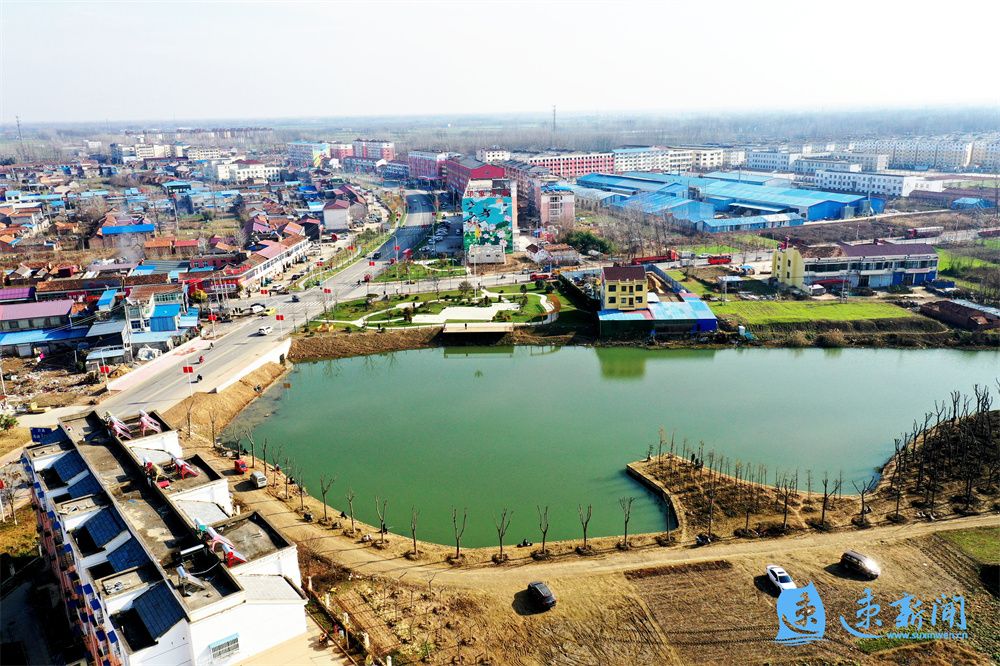 12月21日,在沭阳县马厂镇,新建成的南坝头公园在冬日阳光照耀下十分