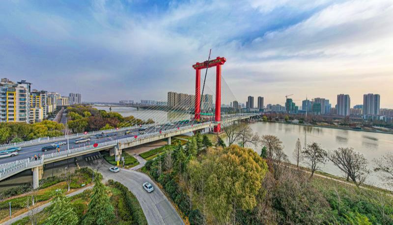 12月13日,宿迁运河一号桥修饰工程正在紧张有序施工,工人们冒着严寒在