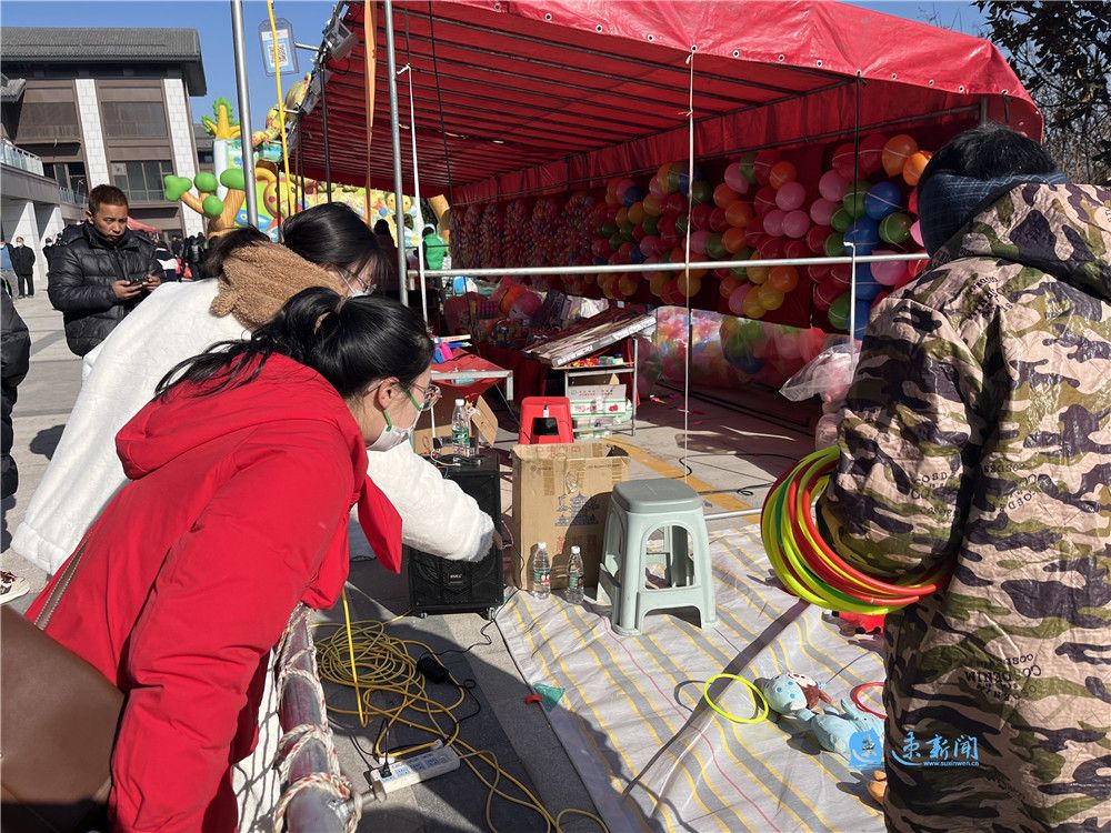 在这条街上边走边逛,不仅能体验到画年画,玩套圈,打气球等传统游戏