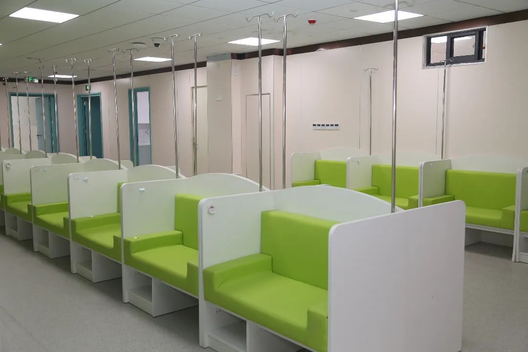 楼分三个区域,分别为西区的儿科急诊,儿科门诊,急诊输液室,儿童雾化室