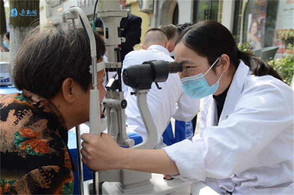 记者了解到,郝立强今年48岁,18岁开始自立门户开店理发,至今已经30年