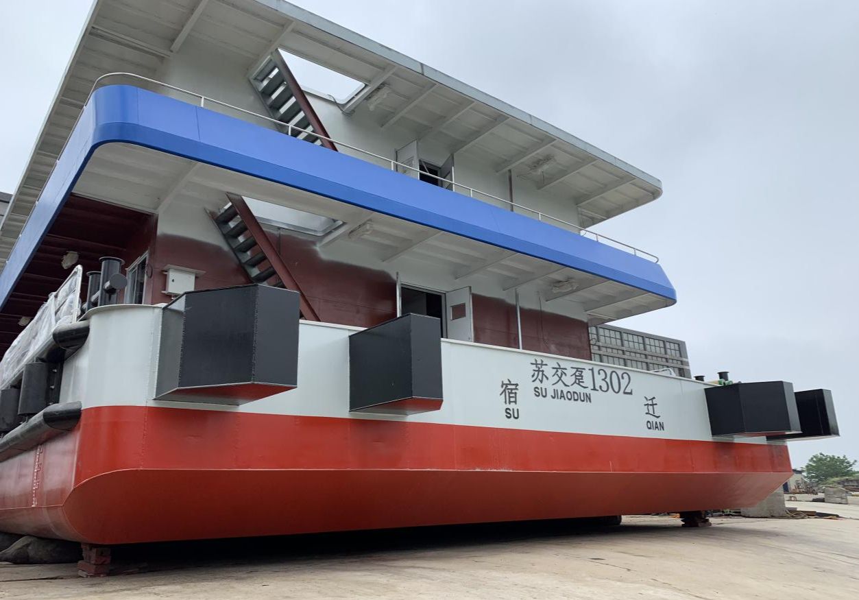 京杭大运河江北段最大执法趸船顺利下水